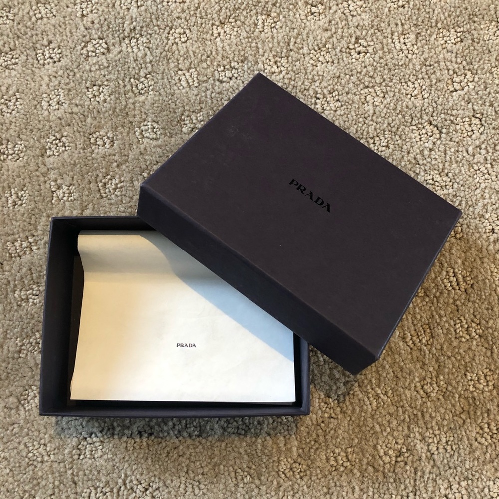 💯 💵🎁 Authentic PRADA Gift Box - Picture 6 of 6